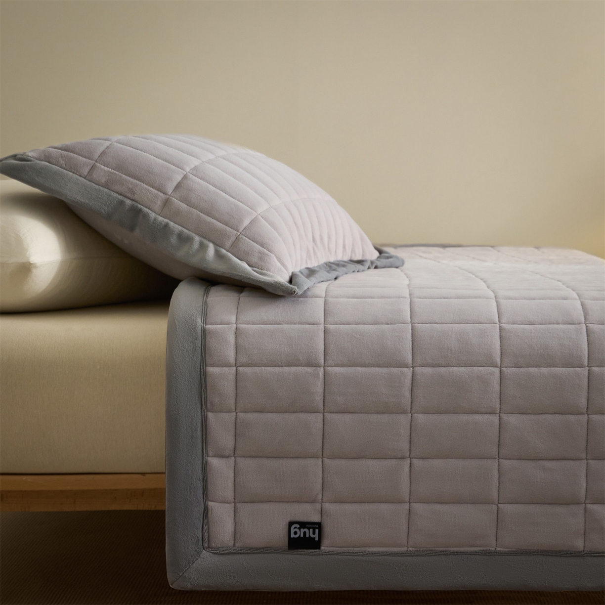 91家纺网 家纺一手货源 找家纺 盛秋家纺 2026新款A类牛奶绒夹棉床盖 香草灰+经典灰