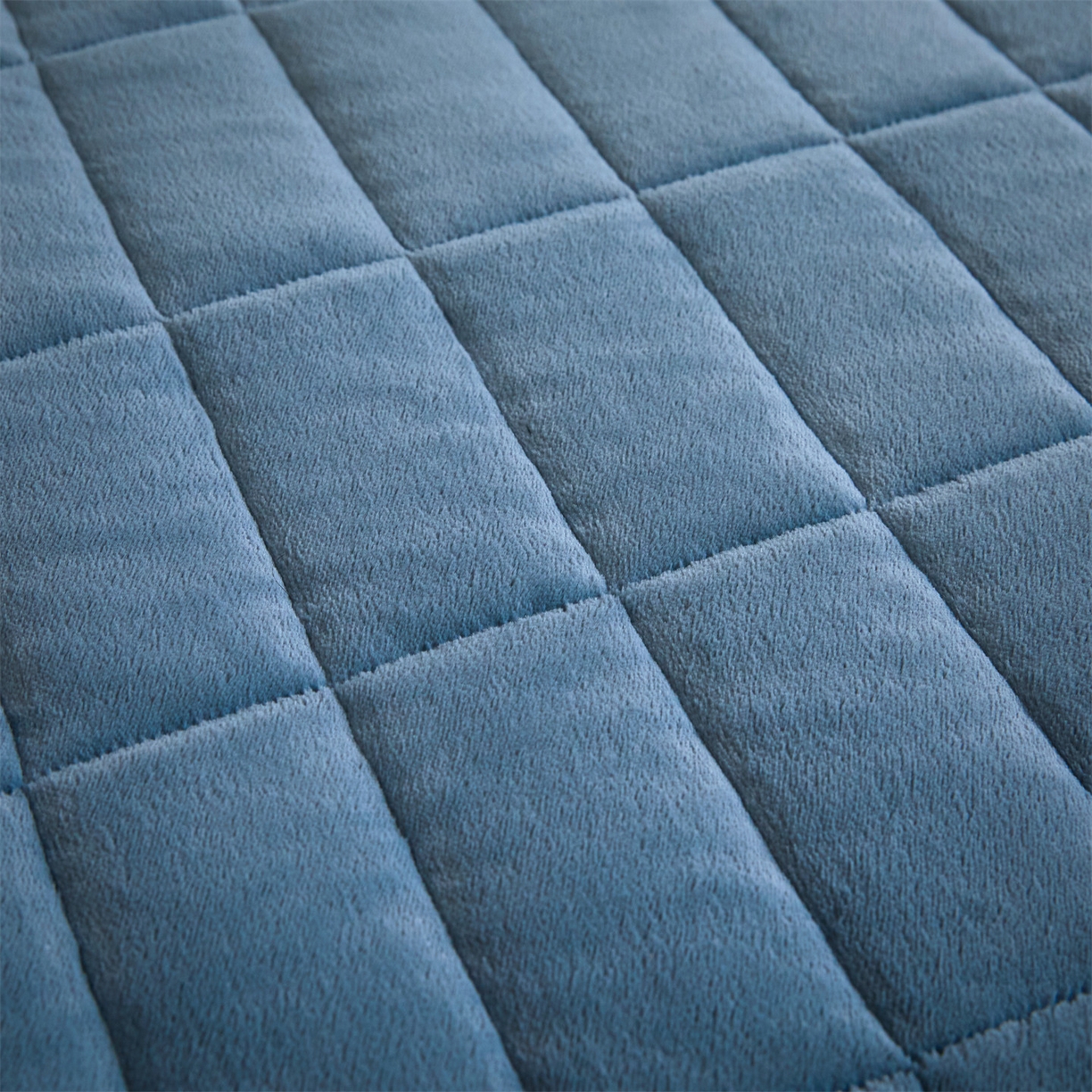 91家纺网 家纺一手货源 找家纺 盛秋家纺 2026新款A类牛奶绒夹棉床盖 宾利蓝+香草灰