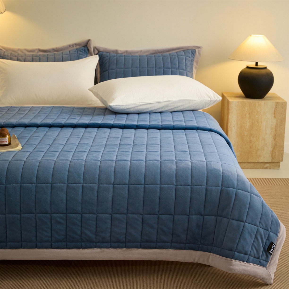 91家纺网 家纺一手货源 找家纺 盛秋家纺 2026新款A类牛奶绒夹棉床盖 宾利蓝+香草灰