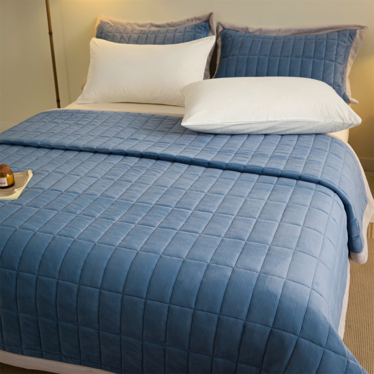 91家纺网 家纺一手货源 找家纺 盛秋家纺 2026新款A类牛奶绒夹棉床盖 宾利蓝+香草灰