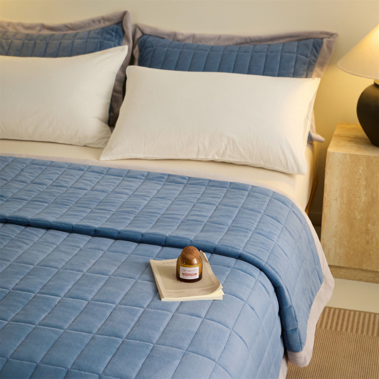 91家纺网 家纺一手货源 找家纺 盛秋家纺 2026新款A类牛奶绒夹棉床盖 宾利蓝+香草灰