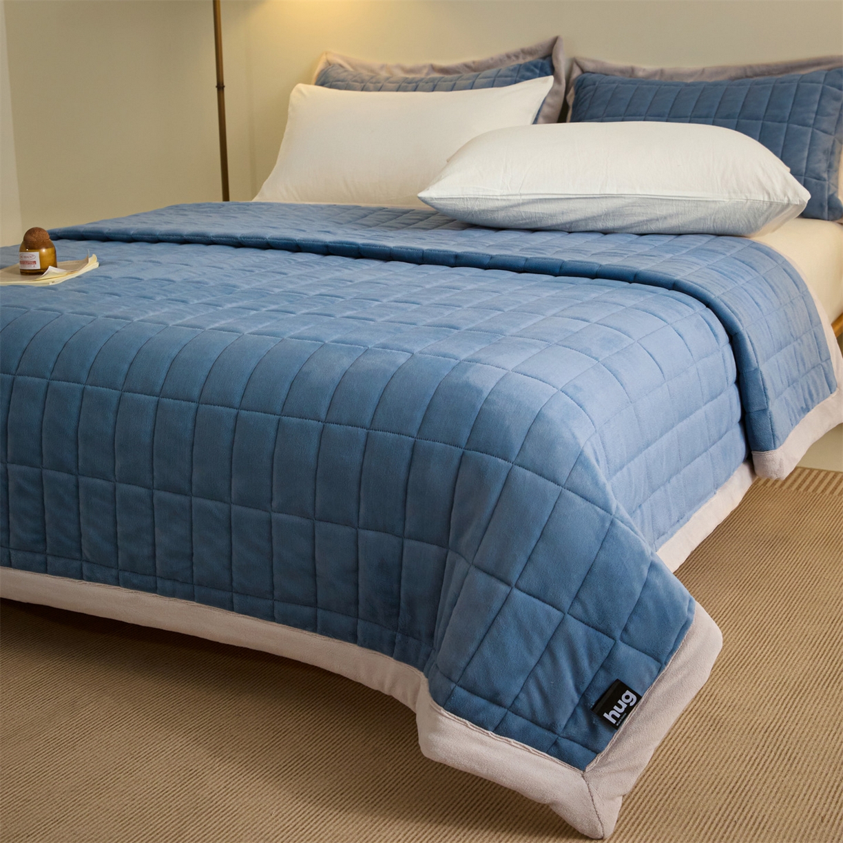 91家纺网 家纺一手货源 找家纺 盛秋家纺 2026新款A类牛奶绒夹棉床盖 宾利蓝+香草灰