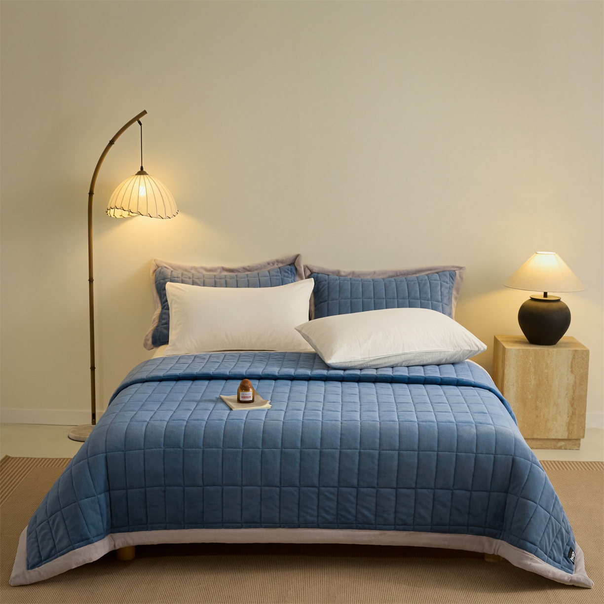 91家纺网 家纺一手货源 找家纺 盛秋家纺 2026新款A类牛奶绒夹棉床盖 宾利蓝+香草灰