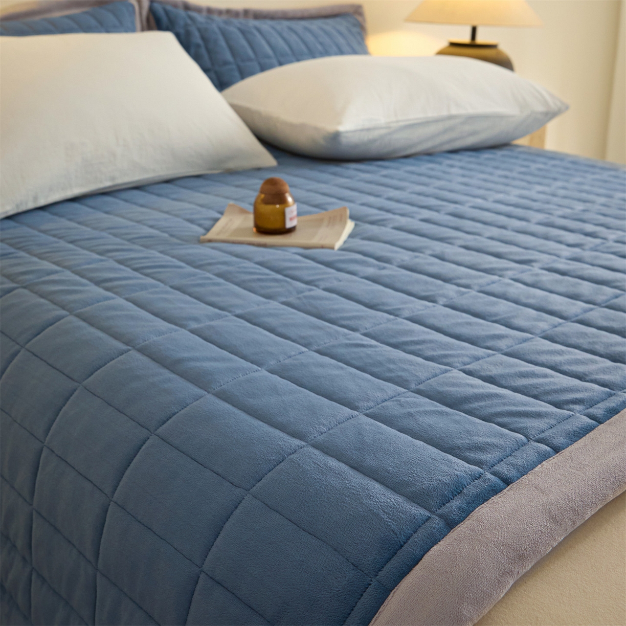 91家纺网 家纺一手货源 找家纺 盛秋家纺 2026新款A类牛奶绒夹棉床盖 宾利蓝+香草灰