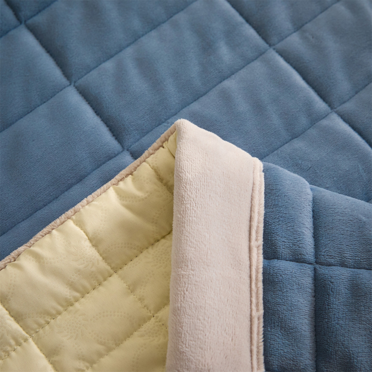 91家纺网 家纺一手货源 找家纺 盛秋家纺 2026新款A类牛奶绒夹棉床盖 宾利蓝+香草灰