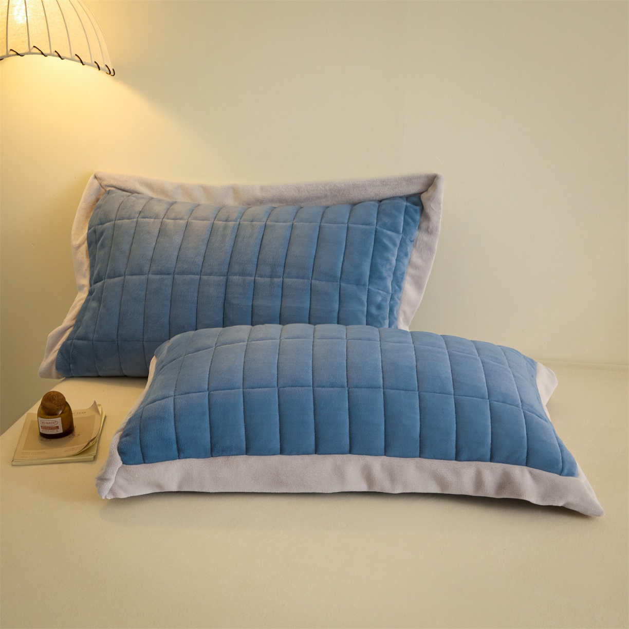 91家纺网 家纺一手货源 找家纺 盛秋家纺 2026新款A类牛奶绒夹棉床盖 宾利蓝+香草灰