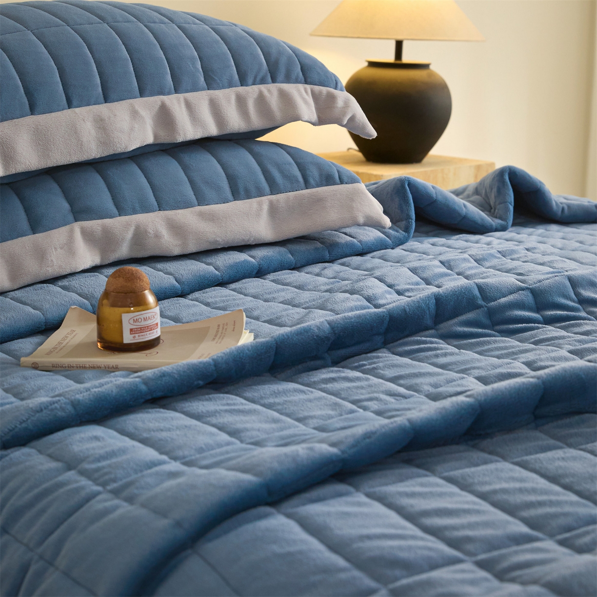 91家纺网 家纺一手货源 找家纺 盛秋家纺 2026新款A类牛奶绒夹棉床盖 宾利蓝+香草灰