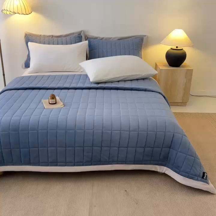 91家纺网 家纺一手货源 找家纺 盛秋家纺 2026新款A类牛奶绒夹棉床盖 宾利蓝+香草灰