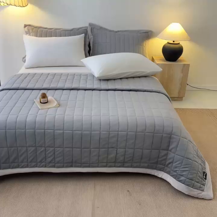 91家纺网 家纺一手货源 找家纺 盛秋家纺 2026新款A类牛奶绒夹棉床盖 经典灰+香草灰