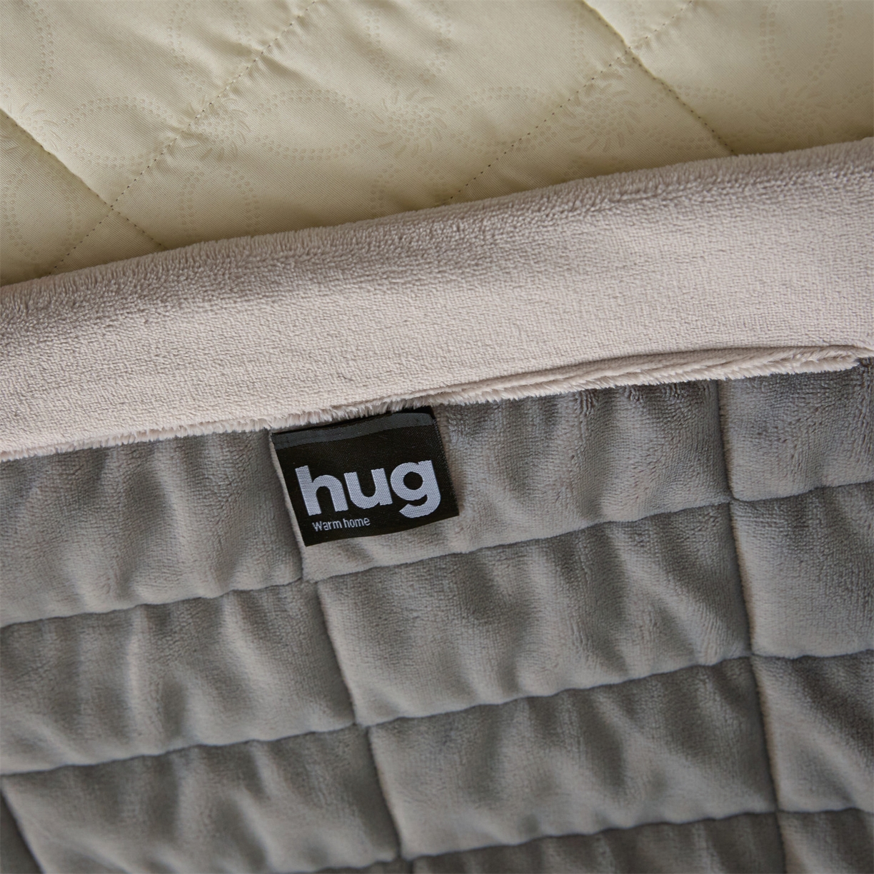 91家纺网 家纺一手货源 找家纺 盛秋家纺 2026新款A类牛奶绒夹棉床盖 经典灰+香草灰