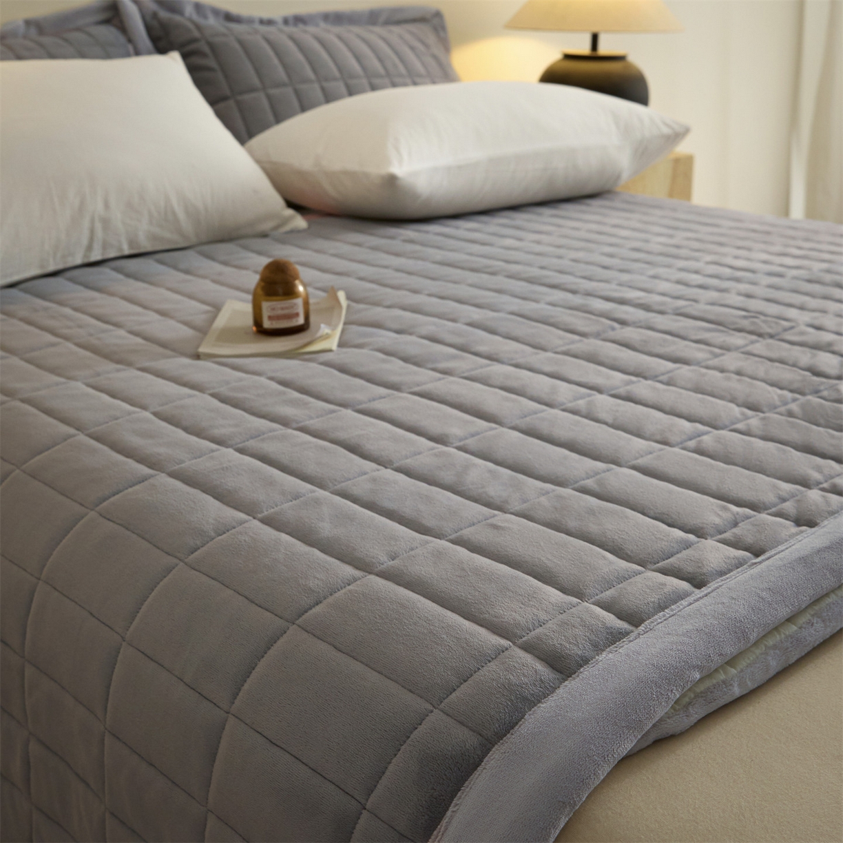 91家纺网 家纺一手货源 找家纺 盛秋家纺 2026新款A类牛奶绒夹棉床盖 经典灰+香草灰