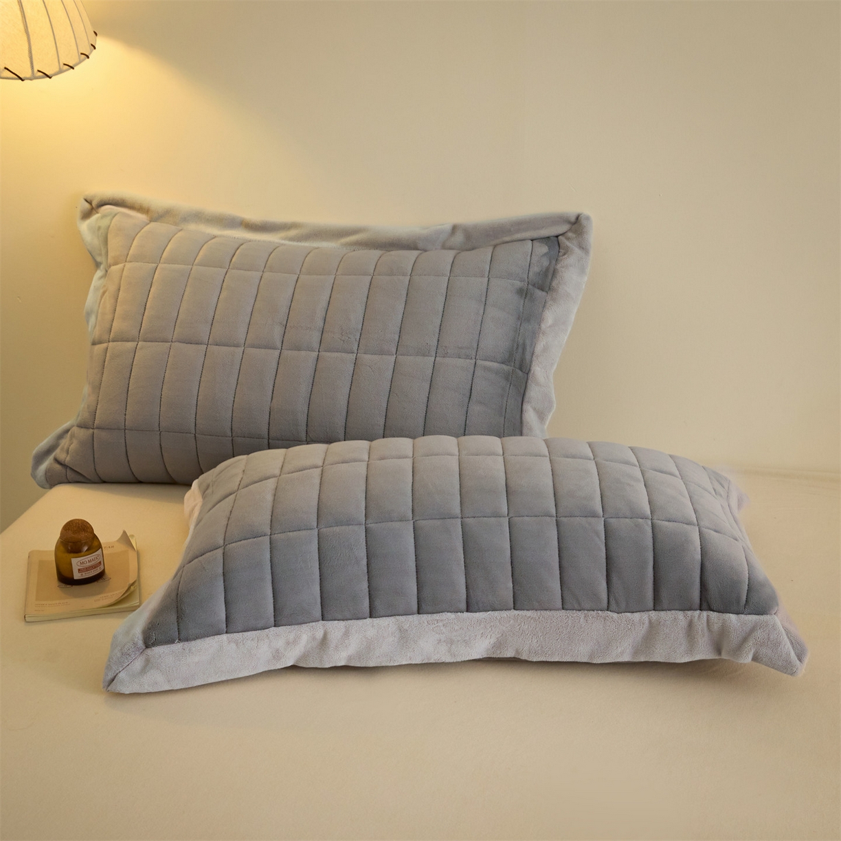 91家纺网 家纺一手货源 找家纺 盛秋家纺 2026新款A类牛奶绒夹棉床盖 经典灰+香草灰