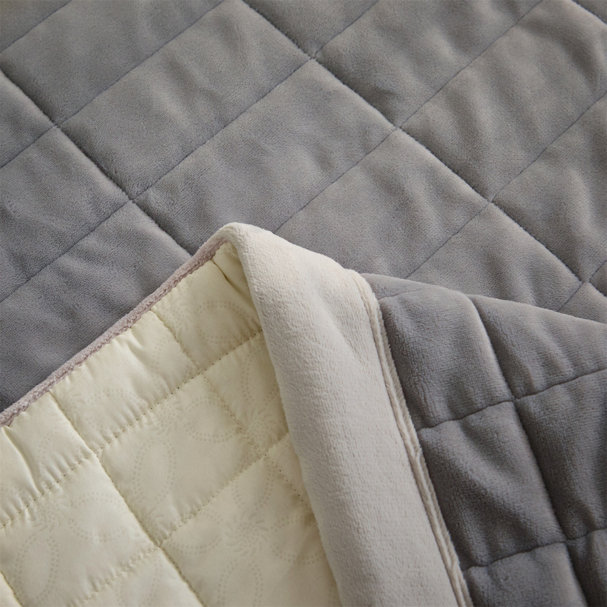 91家纺网 家纺一手货源 找家纺 盛秋家纺 2026新款A类牛奶绒夹棉床盖 经典灰+香草灰