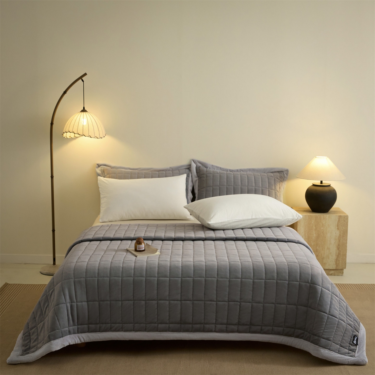 91家纺网 家纺一手货源 找家纺 盛秋家纺 2026新款A类牛奶绒夹棉床盖 经典灰+香草灰