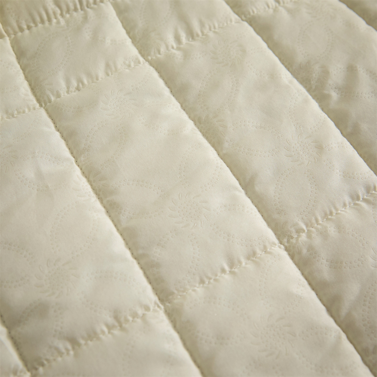 91家纺网 家纺一手货源 找家纺 盛秋家纺 2026新款A类牛奶绒夹棉床盖 经典灰+香草灰