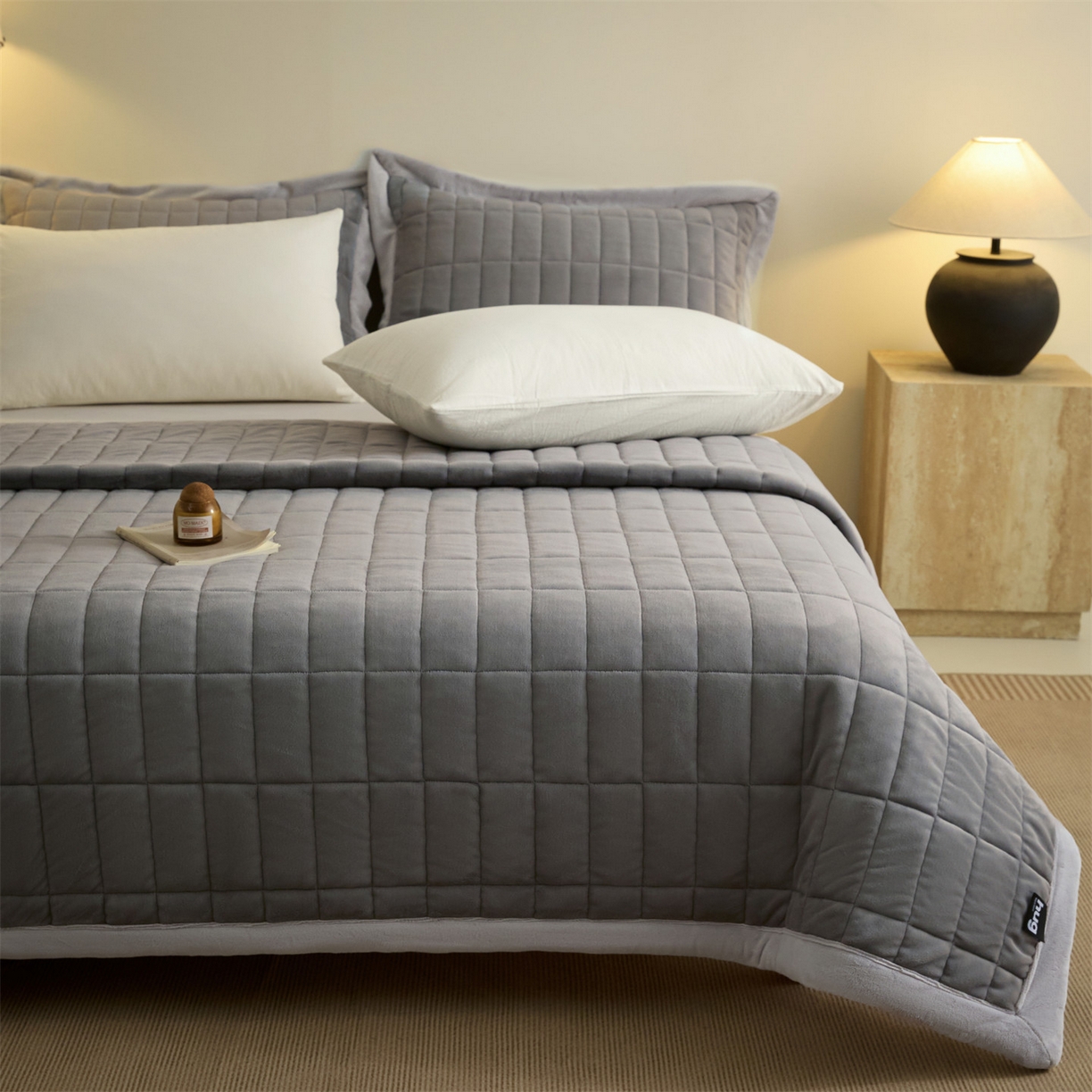 91家纺网 家纺一手货源 找家纺 盛秋家纺 2026新款A类牛奶绒夹棉床盖 经典灰+香草灰