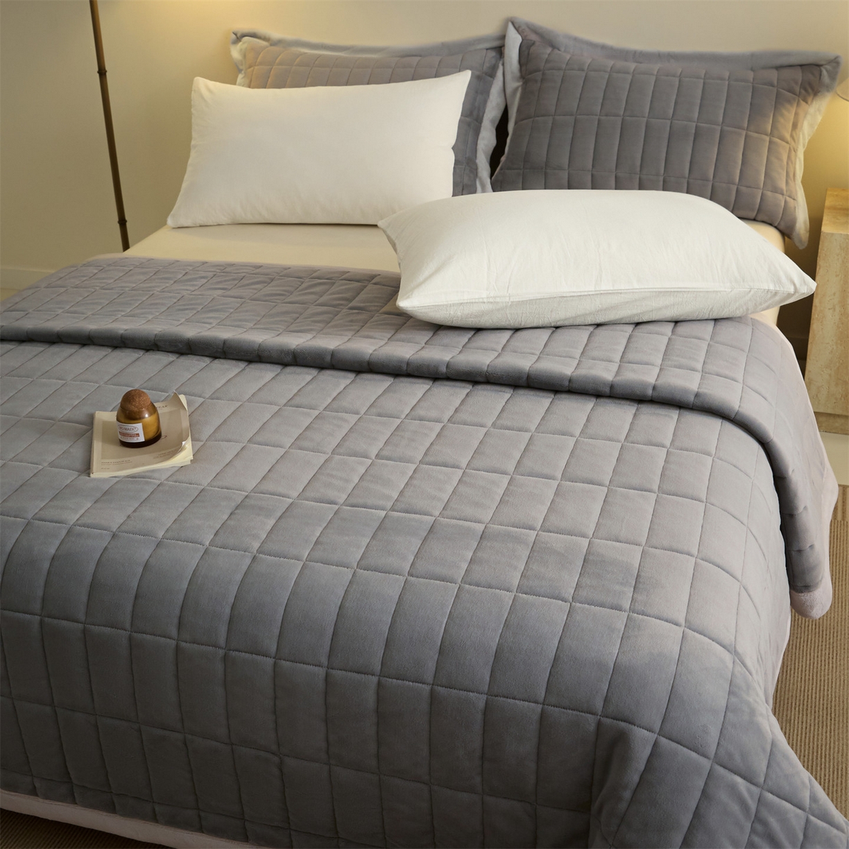 91家纺网 家纺一手货源 找家纺 盛秋家纺 2026新款A类牛奶绒夹棉床盖 经典灰+香草灰