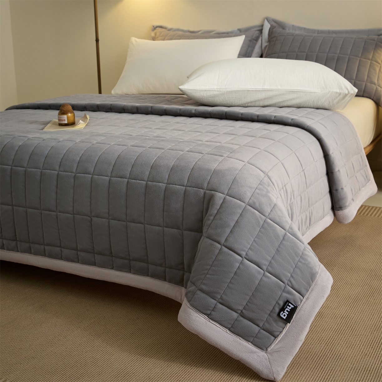 91家纺网 家纺一手货源 找家纺 盛秋家纺 2026新款A类牛奶绒夹棉床盖 经典灰+香草灰