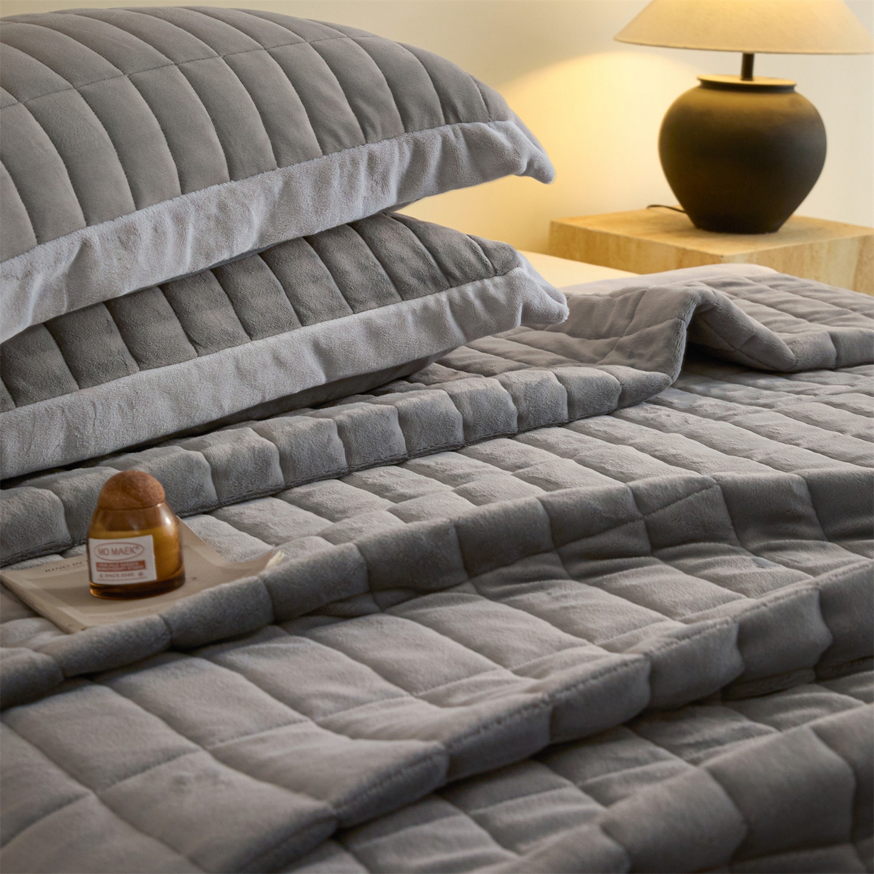 91家纺网 家纺一手货源 找家纺 盛秋家纺 2026新款A类牛奶绒夹棉床盖 经典灰+香草灰