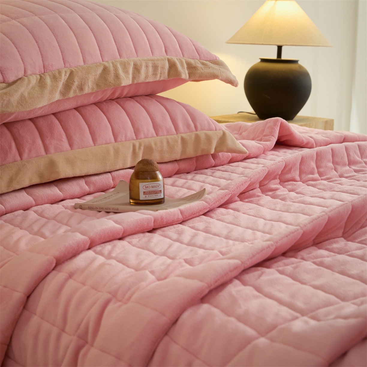 91家纺网 家纺一手货源 找家纺 盛秋家纺 2026新款A类牛奶绒夹棉床盖 卡诺粉+香槟