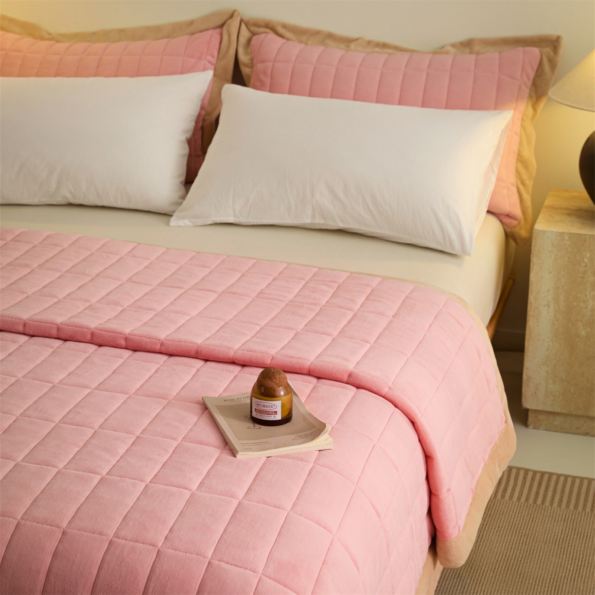 91家纺网 家纺一手货源 找家纺 盛秋家纺 2026新款A类牛奶绒夹棉床盖 卡诺粉+香槟