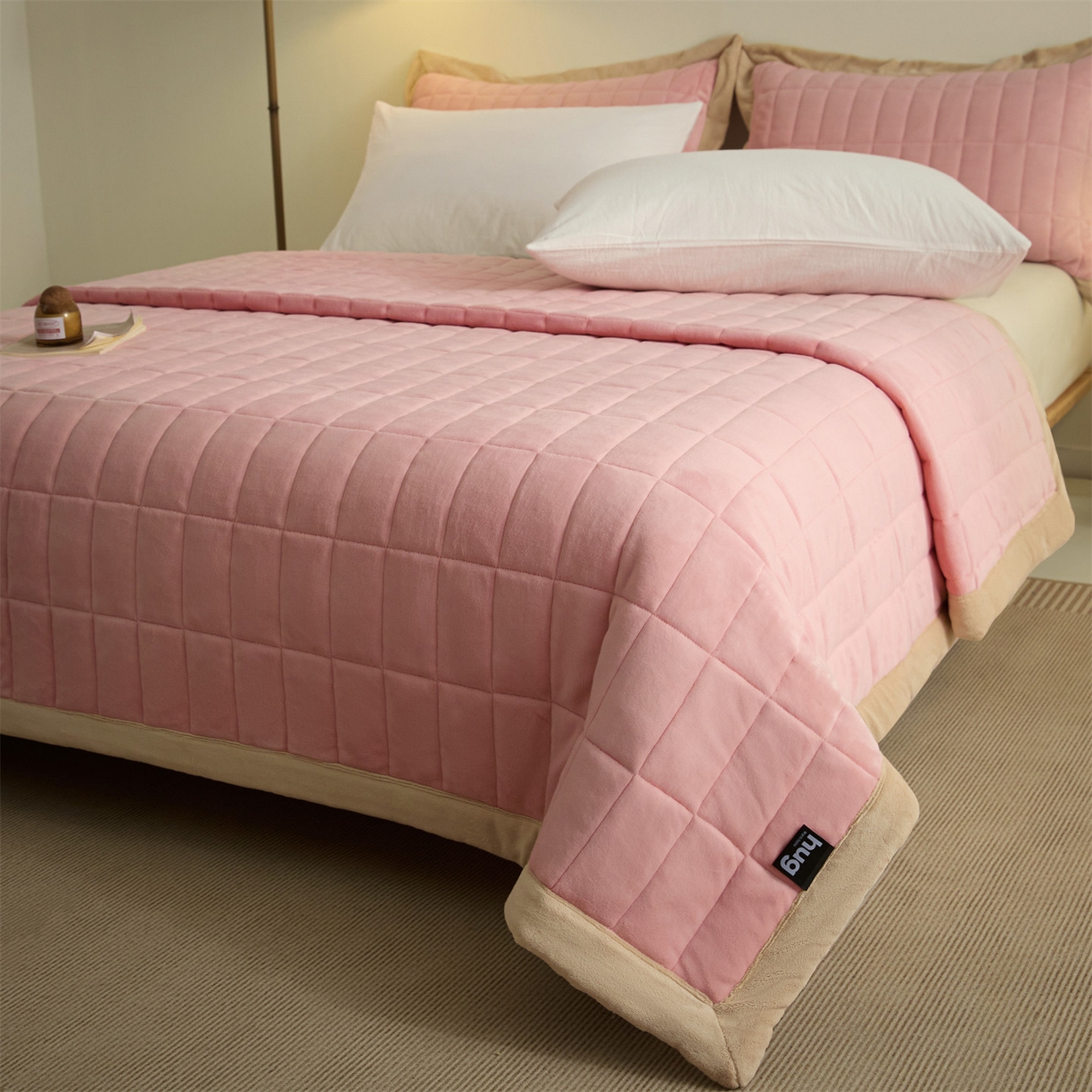 91家纺网 家纺一手货源 找家纺 盛秋家纺 2026新款A类牛奶绒夹棉床盖 卡诺粉+香槟