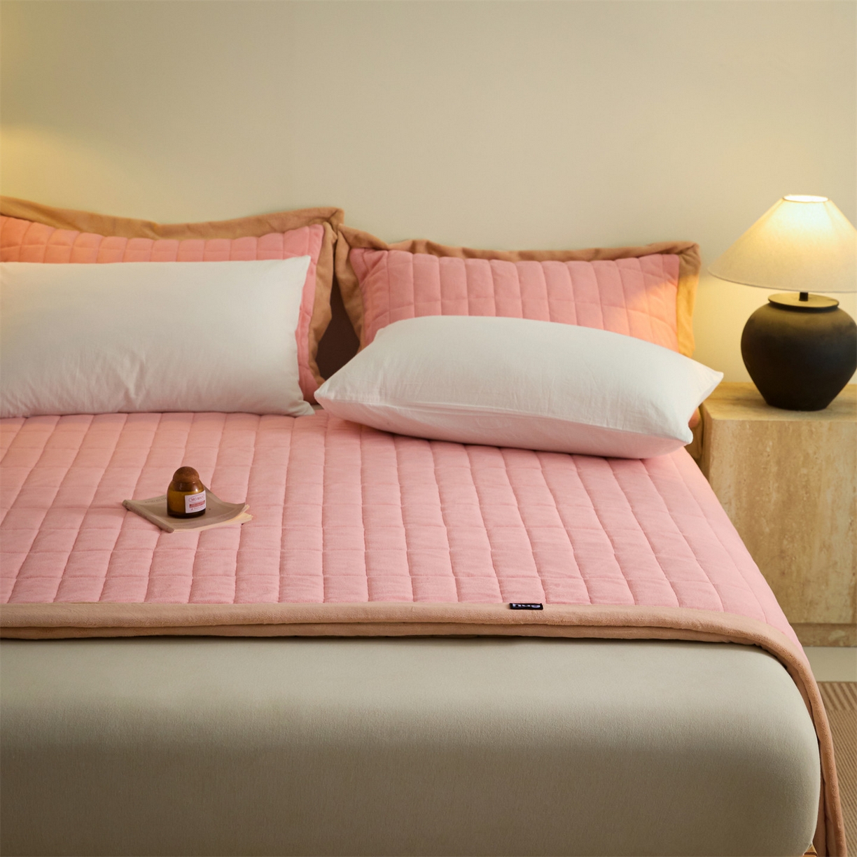 91家纺网 家纺一手货源 找家纺 盛秋家纺 2026新款A类牛奶绒夹棉床盖 卡诺粉+香槟