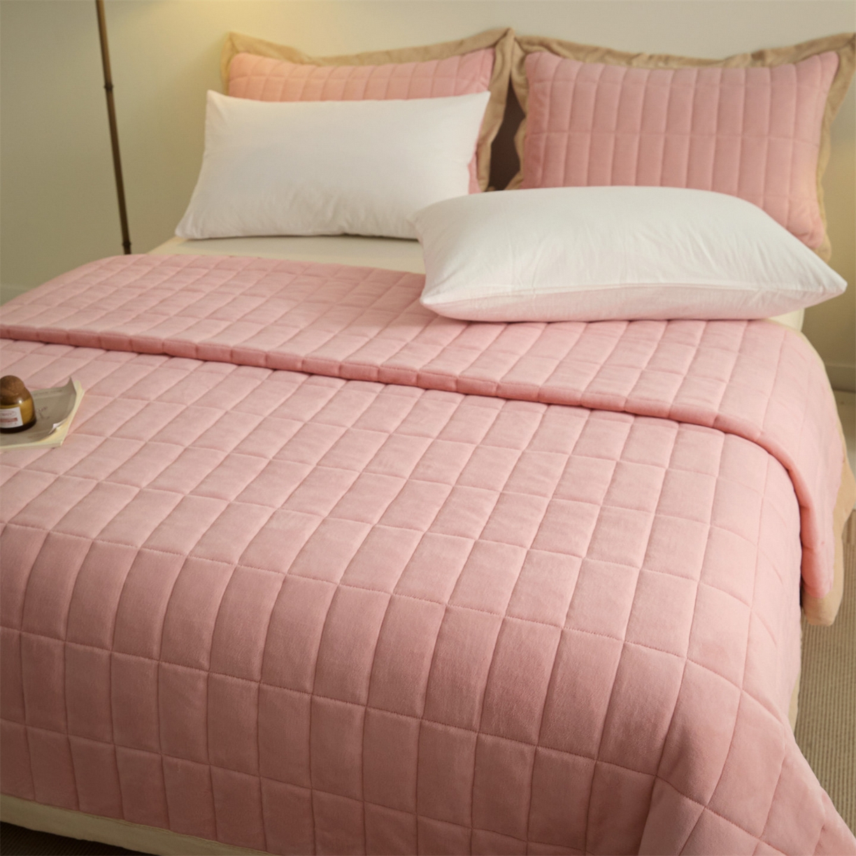 91家纺网 家纺一手货源 找家纺 盛秋家纺 2026新款A类牛奶绒夹棉床盖 卡诺粉+香槟