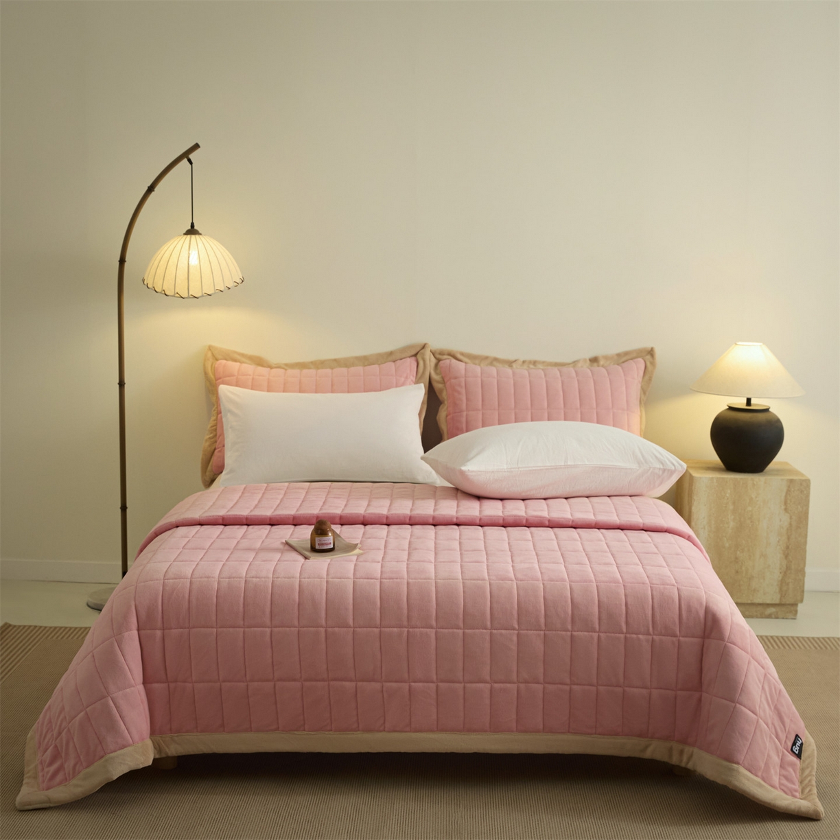 91家纺网 家纺一手货源 找家纺 盛秋家纺 2026新款A类牛奶绒夹棉床盖 卡诺粉+香槟