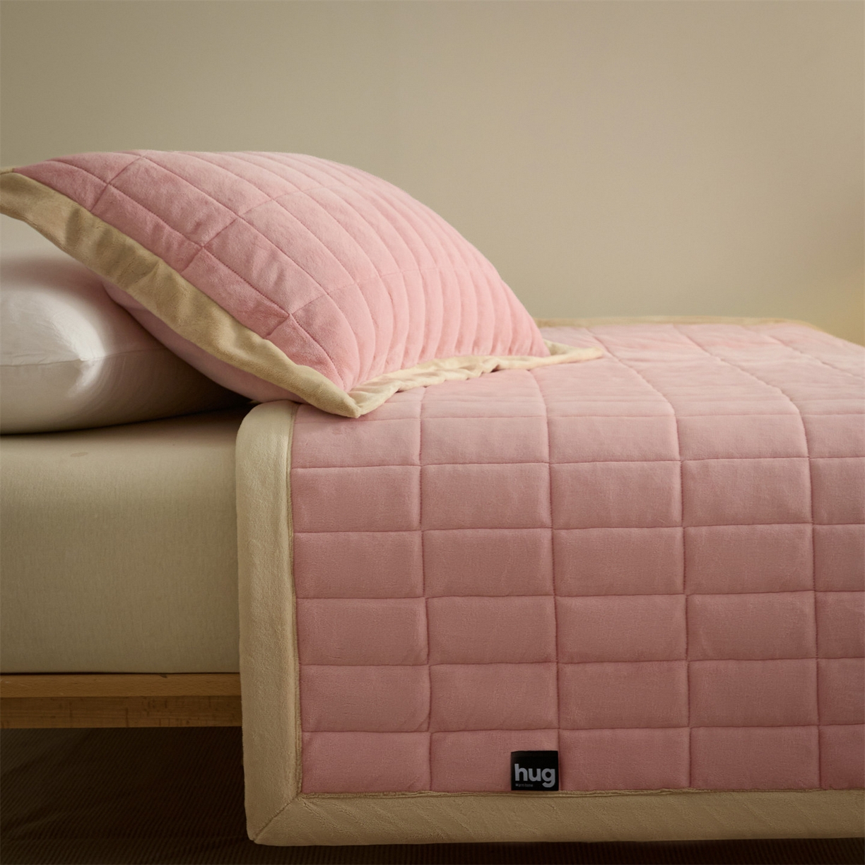 盛秋家纺 2026新款A类牛奶绒夹棉床盖 卡诺粉+香槟