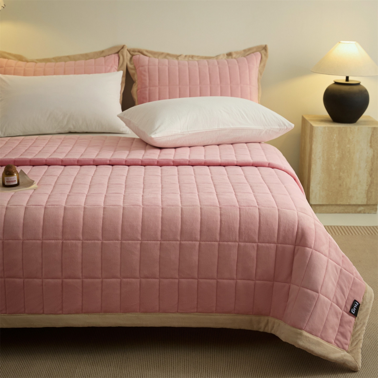 91家纺网 家纺一手货源 找家纺 盛秋家纺 2026新款A类牛奶绒夹棉床盖 卡诺粉+香槟