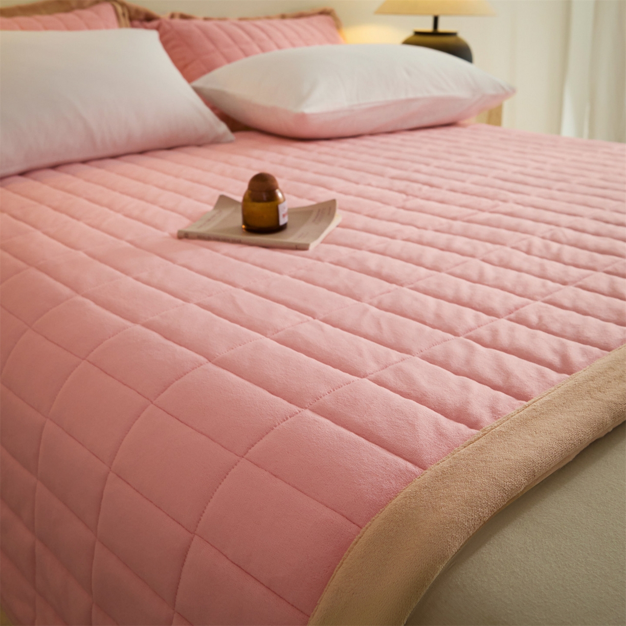 91家纺网 家纺一手货源 找家纺 盛秋家纺 2026新款A类牛奶绒夹棉床盖 卡诺粉+香槟