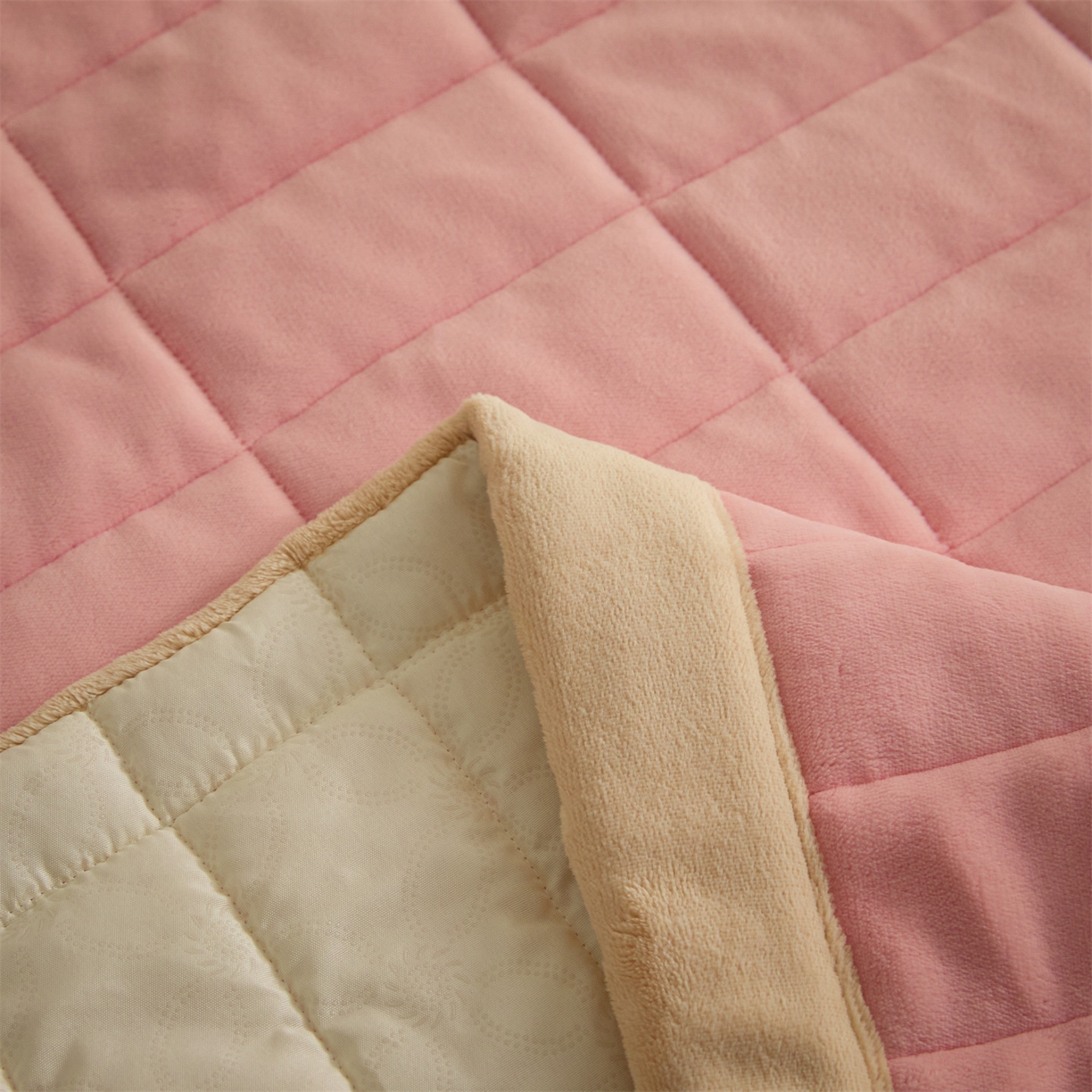 91家纺网 家纺一手货源 找家纺 盛秋家纺 2026新款A类牛奶绒夹棉床盖 卡诺粉+香槟