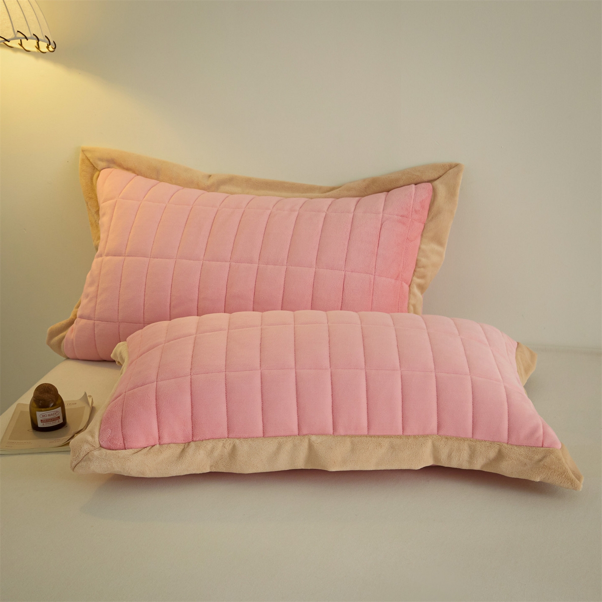 91家纺网 家纺一手货源 找家纺 盛秋家纺 2026新款A类牛奶绒夹棉床盖 卡诺粉+香槟