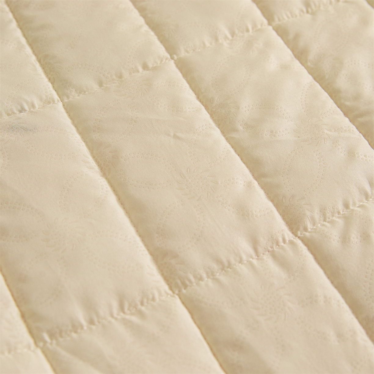 91家纺网 家纺一手货源 找家纺 盛秋家纺 2026新款A类牛奶绒夹棉床盖 卡诺粉+香槟