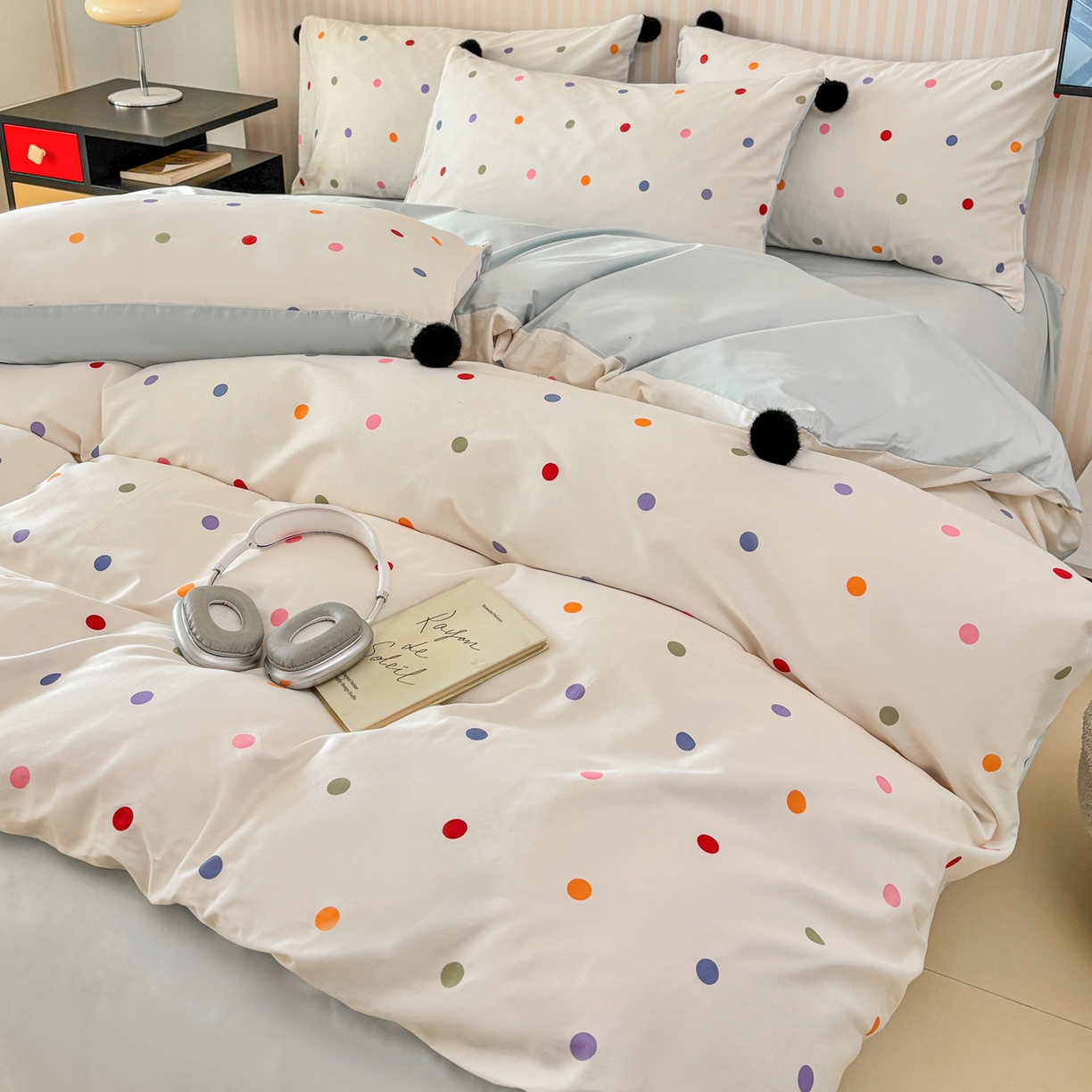 91家纺网 家纺一手货源 找家纺 雅居纺家纺 2026新款50长绒棉波点球球四件套 彩色球球