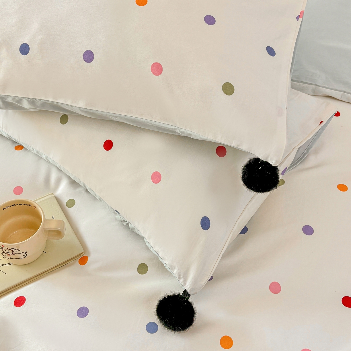 91家纺网 家纺一手货源 找家纺 雅居纺家纺 2026新款50长绒棉波点球球四件套 彩色球球