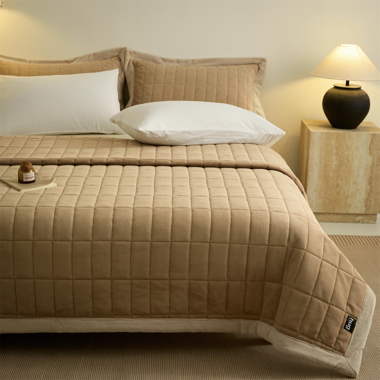 91家纺网 家纺一手货源 找家纺 盛秋家纺 2026新款A类牛奶绒夹棉床盖 奶咖+香槟