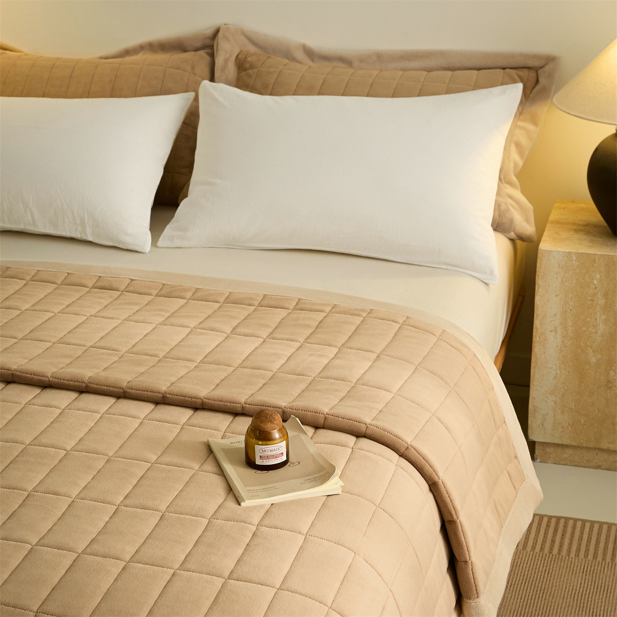 91家纺网 家纺一手货源 找家纺 盛秋家纺 2026新款A类牛奶绒夹棉床盖 奶咖+香槟