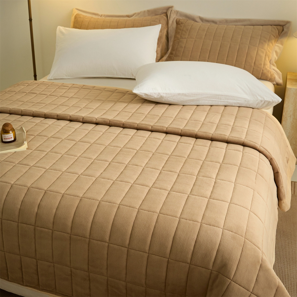 91家纺网 家纺一手货源 找家纺 盛秋家纺 2026新款A类牛奶绒夹棉床盖 奶咖+香槟