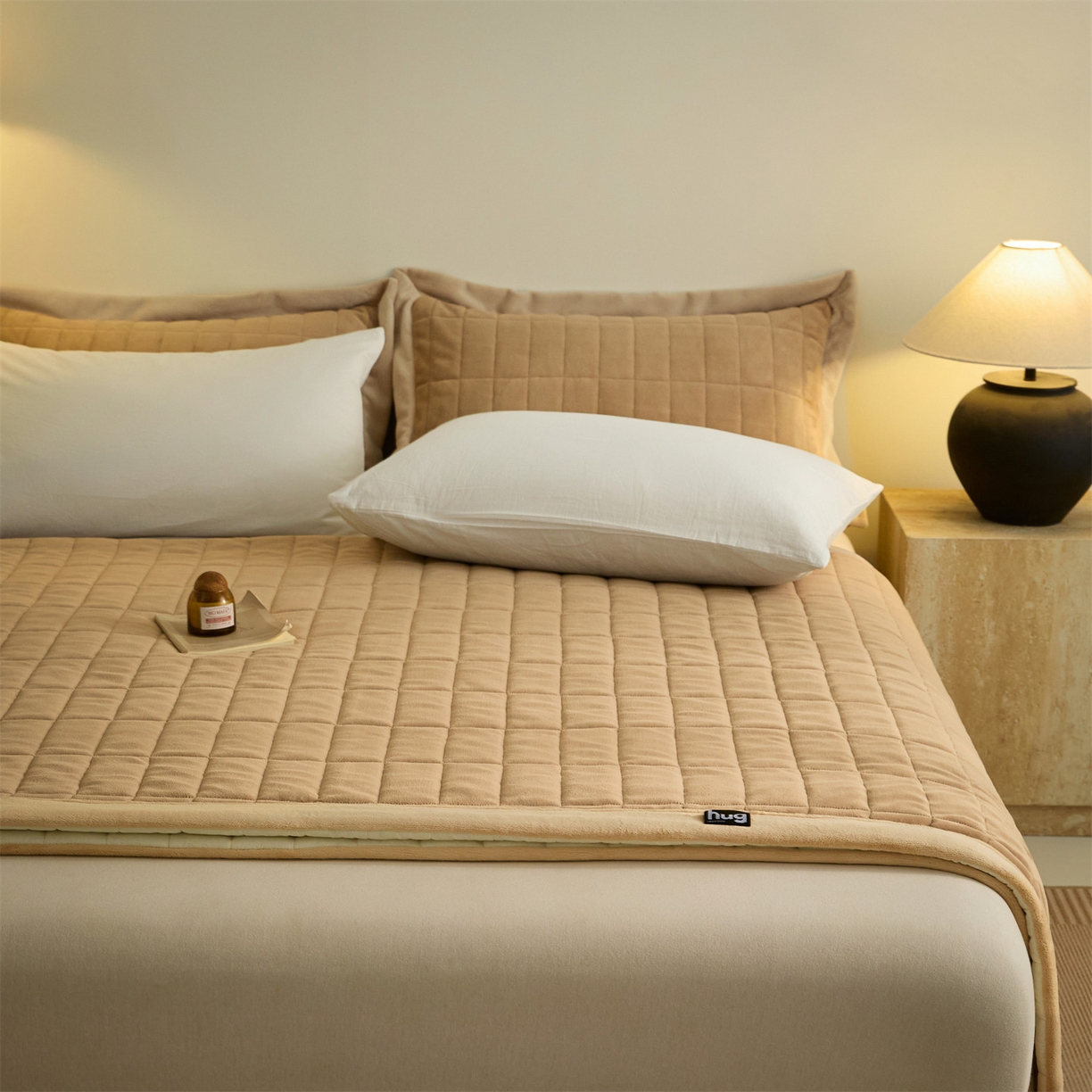 91家纺网 家纺一手货源 找家纺 盛秋家纺 2026新款A类牛奶绒夹棉床盖 奶咖+香槟