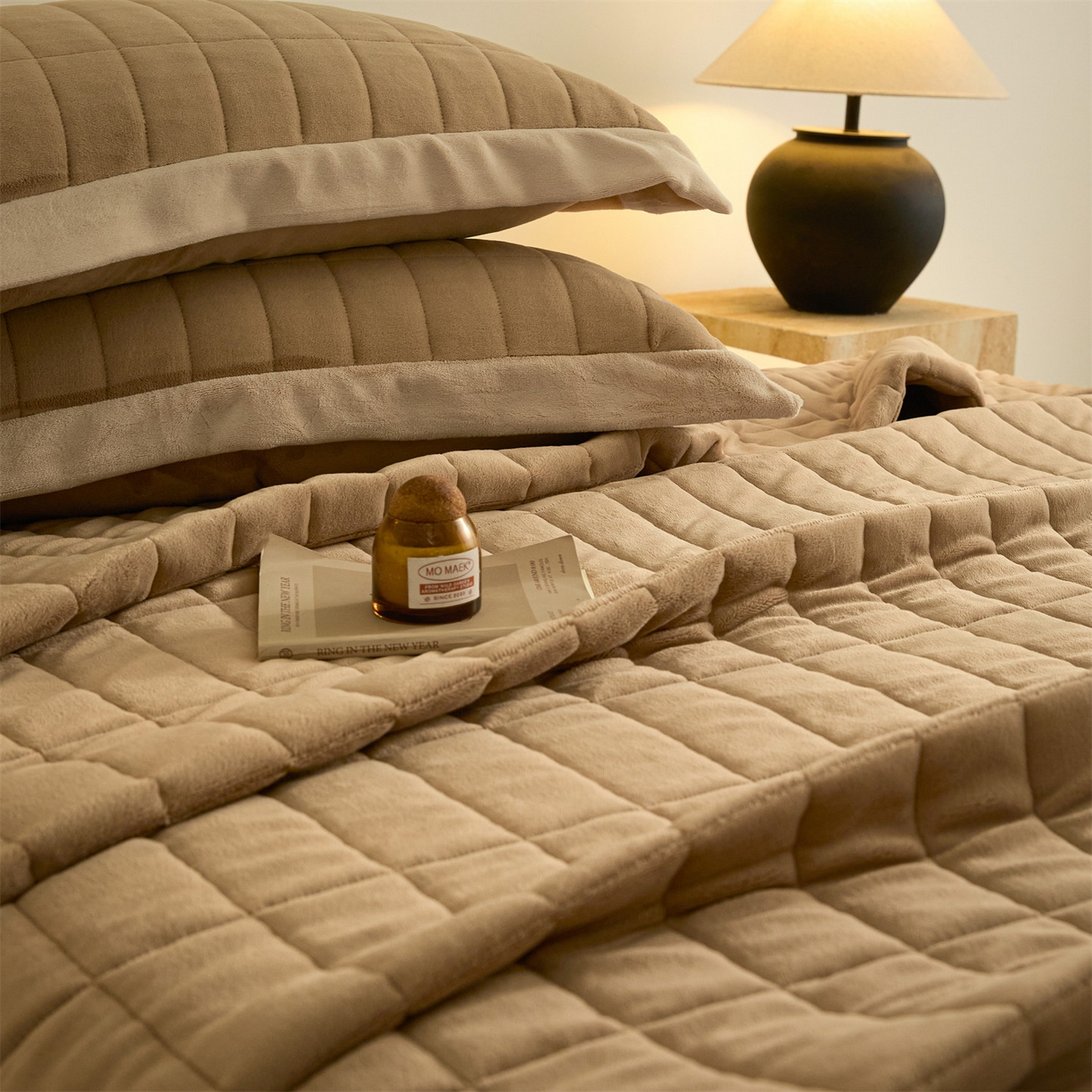 91家纺网 家纺一手货源 找家纺 盛秋家纺 2026新款A类牛奶绒夹棉床盖 奶咖+香槟