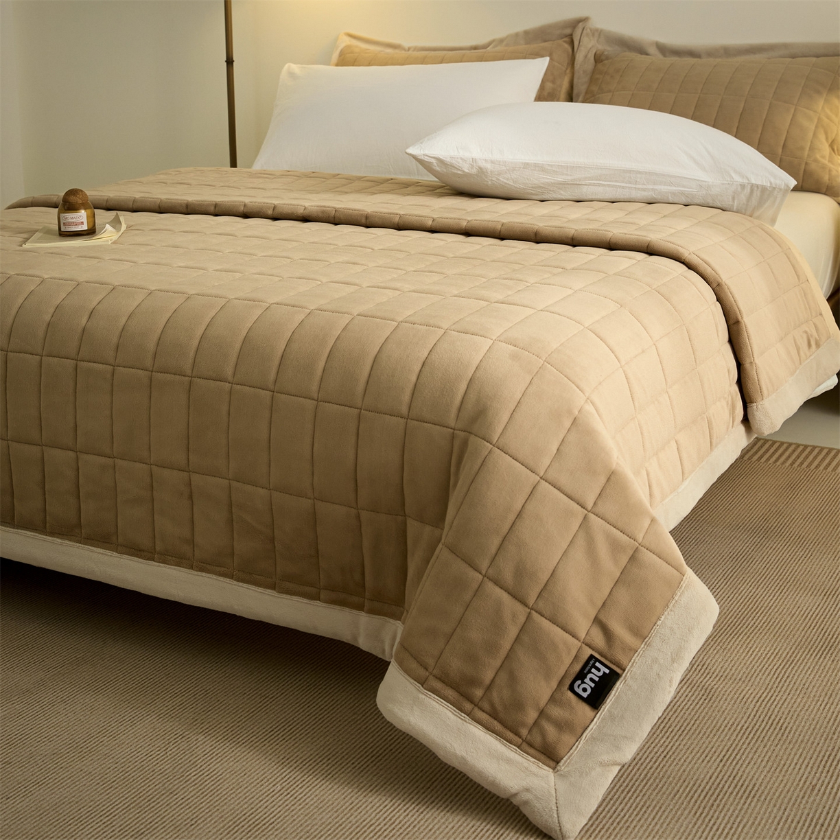 91家纺网 家纺一手货源 找家纺 盛秋家纺 2026新款A类牛奶绒夹棉床盖 奶咖+香槟