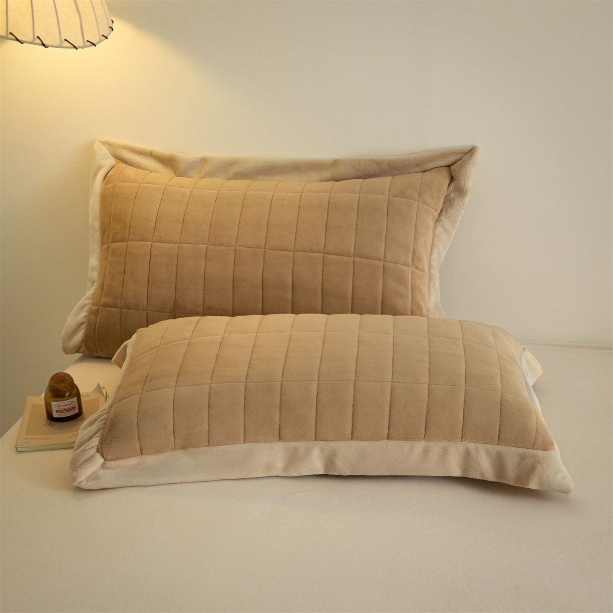 91家纺网 家纺一手货源 找家纺 盛秋家纺 2026新款A类牛奶绒夹棉床盖 奶咖+香槟