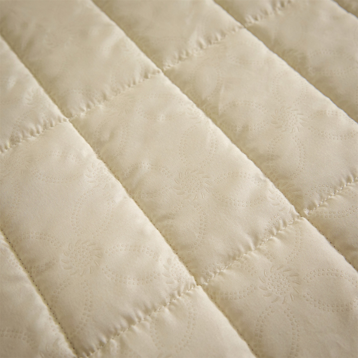 91家纺网 家纺一手货源 找家纺 盛秋家纺 2026新款A类牛奶绒夹棉床盖 奶咖+香槟