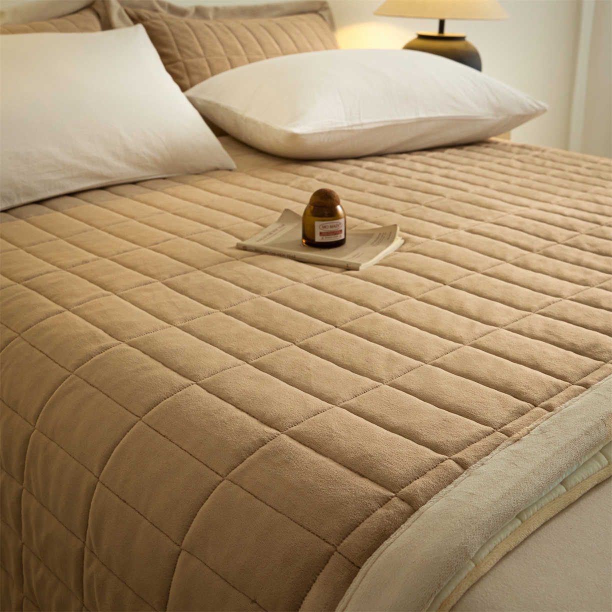 91家纺网 家纺一手货源 找家纺 盛秋家纺 2026新款A类牛奶绒夹棉床盖 奶咖+香槟