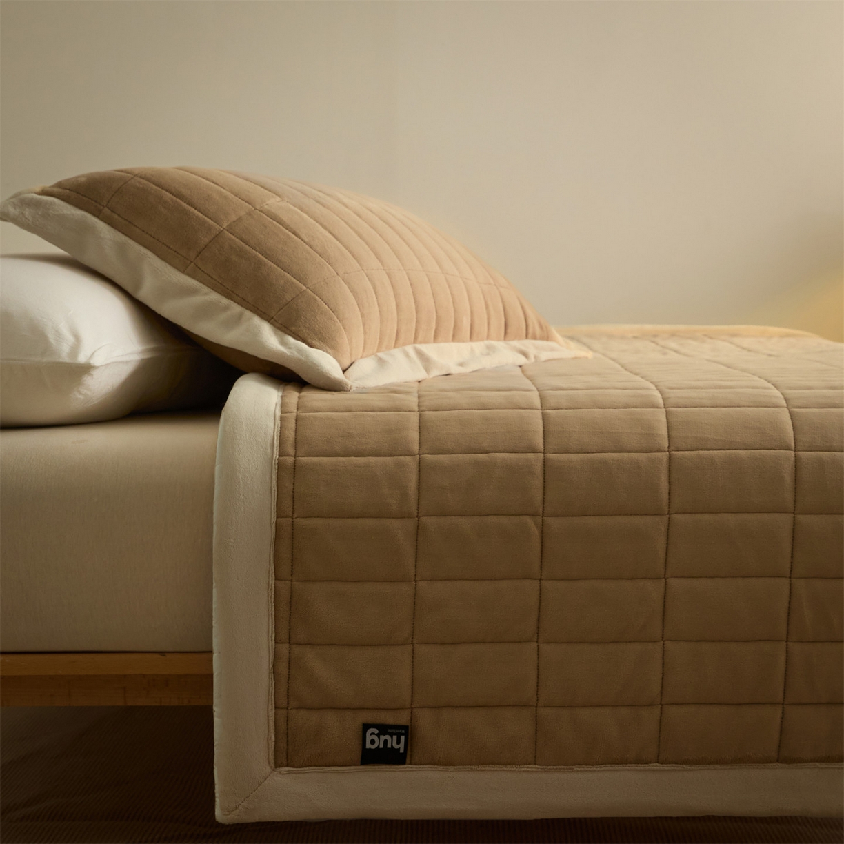 盛秋家纺 2026新款A类牛奶绒夹棉床盖 奶咖+香槟