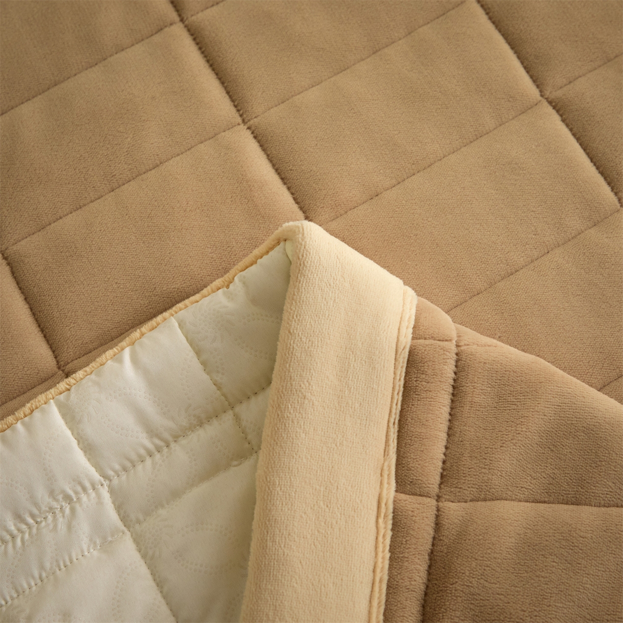 91家纺网 家纺一手货源 找家纺 盛秋家纺 2026新款A类牛奶绒夹棉床盖 奶咖+香槟