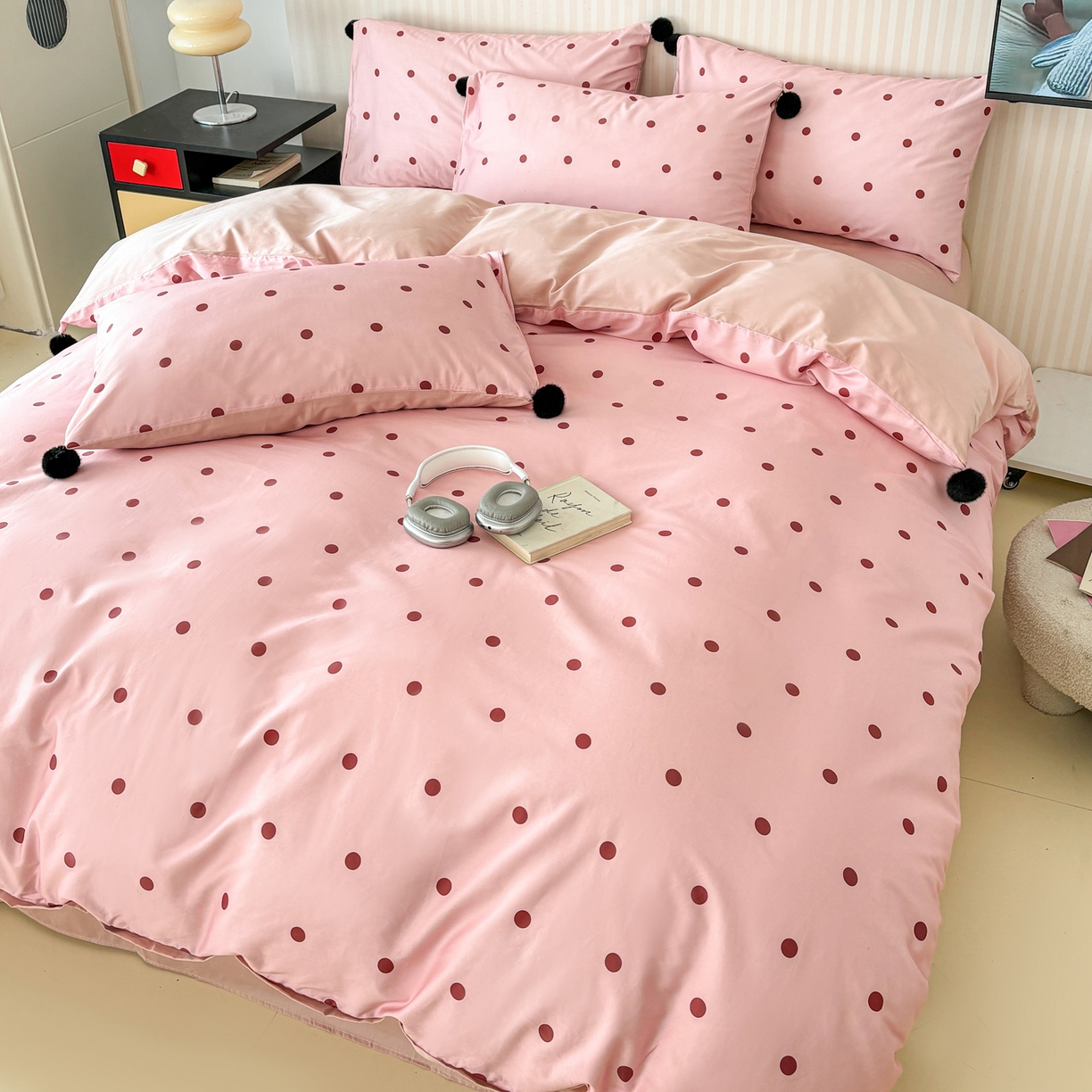 91家纺网 家纺一手货源 找家纺 雅居纺家纺 2026新款50长绒棉波点球球四件套 粉点球球