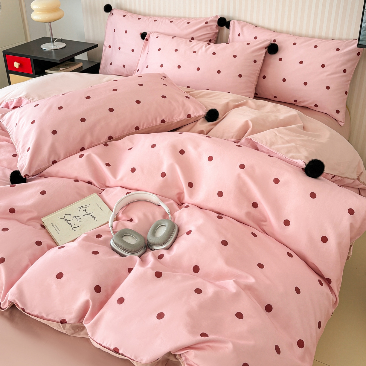 91家纺网 家纺一手货源 找家纺 雅居纺家纺 2026新款50长绒棉波点球球四件套 粉点球球